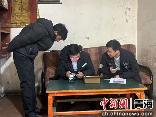 客户经理现场为农户办理贷款业务。拉格加 摄 客户经理现场为农户办理贷款业务。拉格加 摄