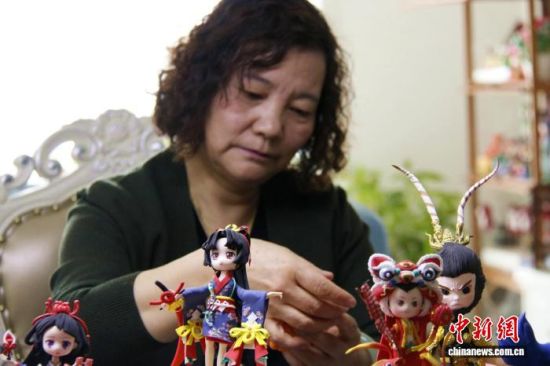 图为郗丽霞正在制作面塑文创产品。陈宗淇 摄 图为郗丽霞正在制作面塑文创产品。陈宗淇 摄