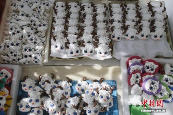 图为郗丽霞制作的雪豹、牦牛等题材的面塑冰箱贴。陈宗淇 摄 图为郗丽霞制作的雪豹、牦牛等题材的面塑冰箱贴。陈宗淇 摄
