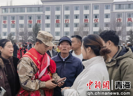 图为新兵与家人道别。 崔凯铭摄 图为新兵与家人道别。 崔凯铭摄