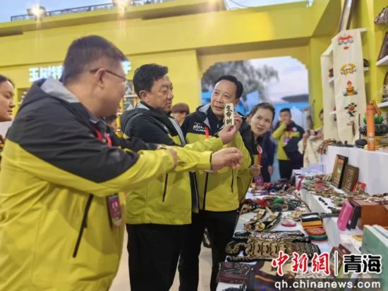 ͼΪ��������쵼��ϯ��Ļʽ�����ι�����ũ���Ʒչ��������ý��ͼ