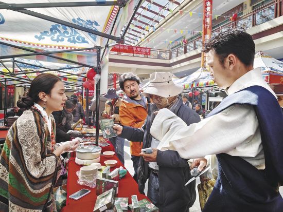 群众在展台前了解产品。刘羽新 摄 群众在展台前了解产品。刘羽新 摄