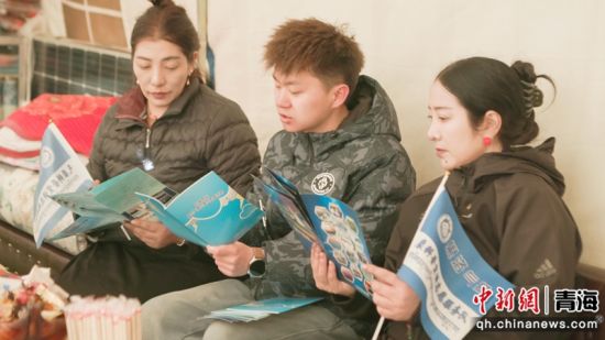 图为果洛州气象局工作人员为牧民群众讲解气象灾害防御常识。祁绪龙摄 图为果洛州气象局工作人员为牧民群众讲解气象灾害防御常识。祁绪龙摄