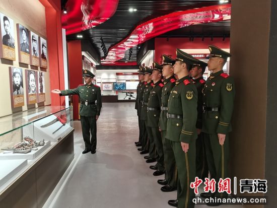 图为武警青海总队果洛支队官兵参观纪念馆。 宋峰摄 图为武警青海总队果洛支队官兵参观纪念馆。 宋峰摄