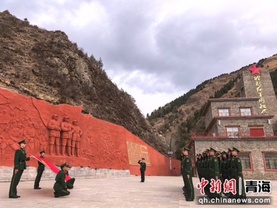 图为武警青海总队果洛支队全体党员面对党旗庄严重温入党誓词。 宋峰摄 图为武警青海总队果洛支队全体党员面对党旗庄严重温入党誓词。 宋峰摄