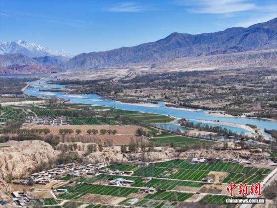 ����ͼΪ2025��4��12�գ��ຣʡ����ػƺӰ��ϴ��ⰻȻ��(���˻���Ƭ) ��������