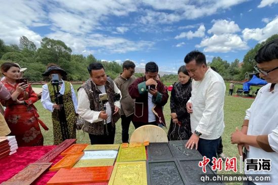 图为网络名人、自媒体从业者参加“非遗购物节”宣传活动。同仁市委宣传部供图 图为网络名人、自媒体从业者参加“非遗购物节”宣传活动。同仁市委宣传部供图