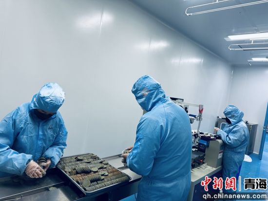 图为黑青稞饼干生产车间。黄南州委宣传部供图 图为黑青稞饼干生产车间。黄南州委宣传部供图