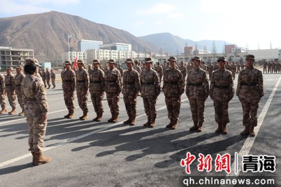 图为武警青海总队新兵正在进行队列训练。 武警青海总队供图 图为武警青海总队新兵正在进行队列训练。 武警青海总队供图