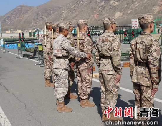 图为武警青海总队新兵正在进行队列训练。 武警青海总队供图 图为武警青海总队新兵正在进行队列训练。 武警青海总队供图
