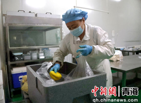 图为乐都兴农公司工人正在打包面点。张忠苹 摄 图为乐都兴农公司工人正在打包面点。张忠苹 摄