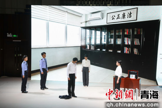 图为国家安全主题情景剧《无声的防线》现场。马铭言 摄 图为国家安全主题情景剧《无声的防线》现场。马铭言 摄