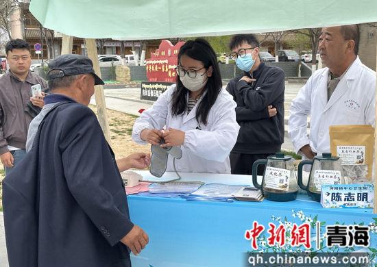 图为民众进行免费检查。 汪丽摄 图为民众进行免费检查。 汪丽摄