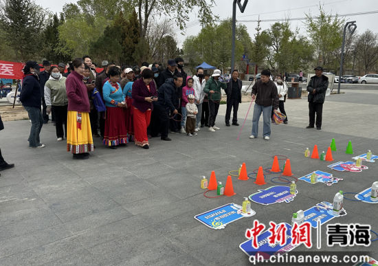 图为民众参与趣味互动游戏。 汪丽摄 图为民众参与趣味互动游戏。 汪丽摄