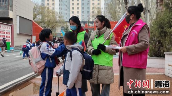 图为社区工作人员接送学生。都兰县委宣传部 供图 图为社区工作人员接送学生。都兰县委宣传部 供图