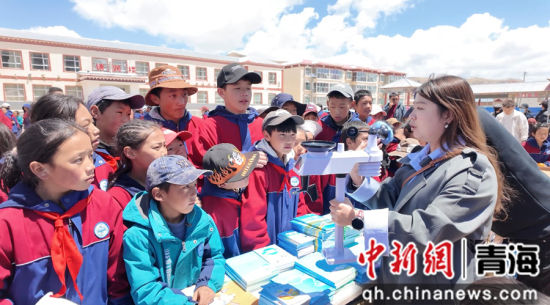 图为气象工作人员为同学们讲解气象观测仪器知识。祁绪龙摄 图为气象工作人员为同学们讲解气象观测仪器知识。祁绪龙摄