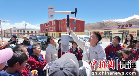 图为气象工作人员向学生讲解便携式自动站工作原理。祁绪龙摄 图为气象工作人员向学生讲解便携式自动站工作原理。祁绪龙摄