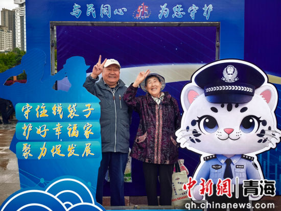 图为西宁市民拍照打卡。 祁增蓓摄 图为西宁市民拍照打卡。 祁增蓓摄