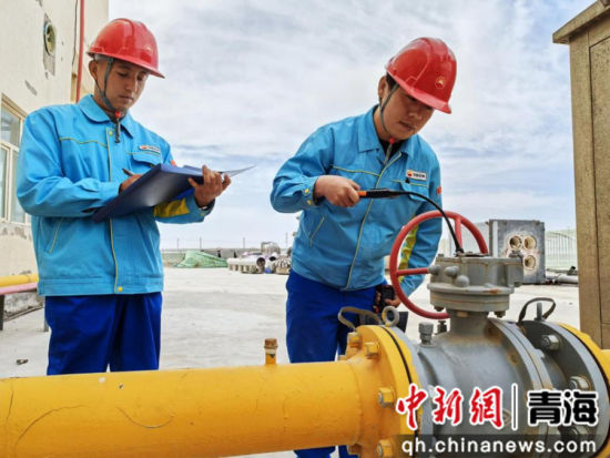 图为格尔木昆仑能源公司员工对盐湖区域燃气设备进行巡检与安全检测。青海公司 供图 图为格尔木昆仑能源公司员工对盐湖区域燃气设备进行巡检与安全检测。青海公司 供图