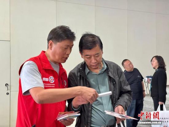图为工作人员向现场民众讲解营养健康知识。祁绣娟 摄 图为工作人员向现场民众讲解营养健康知识。祁绣娟 摄