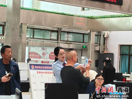 图为工作人员办理业务。茫崖融媒 供图 图为工作人员办理业务。茫崖融媒 供图