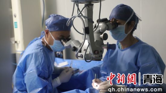 图为手术现场。西宁市第一人民医院 图为手术现场。西宁市第一人民医院