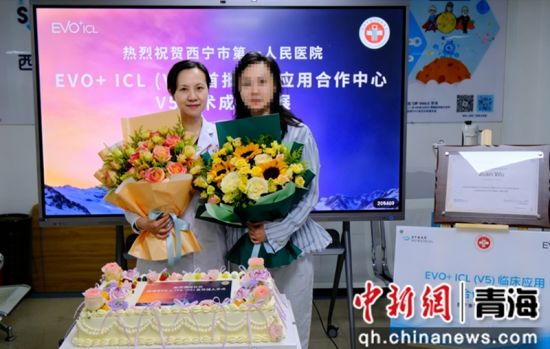 图为患者和医生合影。西宁市第一人民医院 图为患者和医生合影。西宁市第一人民医院