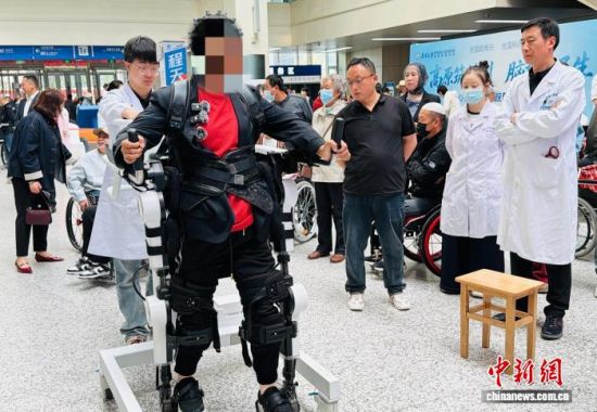 图为白原芳进行项目体验,尝试行走。孙睿 摄 图为白原芳进行项目体验,尝试行走。孙睿 摄