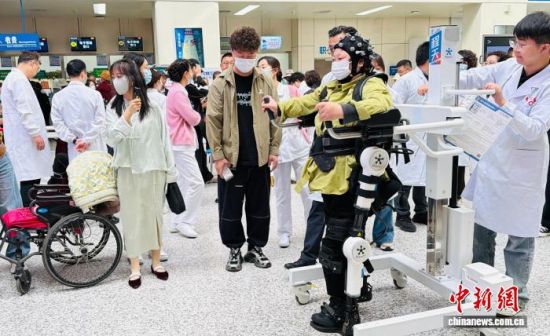 图为李毛才让进行项目体验。孙睿 摄 图为李毛才让进行项目体验。孙睿 摄