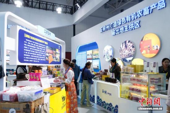 资料图为2025年6月25日,第26届中国·青海绿色发展投资贸易洽谈会期间,民众挑选绿色有机农畜产品。 马铭言摄 资料图为2025年6月25日,第26届中国·青海绿色发展投资贸易洽谈会期间,民众挑选绿色有机农畜产品。 马铭言摄