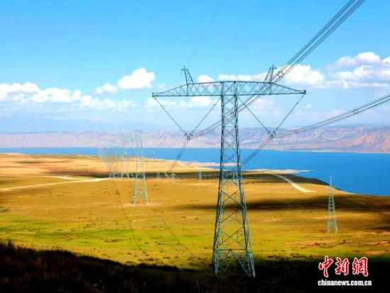 图为坐落在青海省海南州龙羊峡畔的±800千伏青豫特高压直流输电线路。谢莉蓉摄 图为坐落在青海省海南州龙羊峡畔的±800千伏青豫特高压直流输电线路。谢莉蓉摄