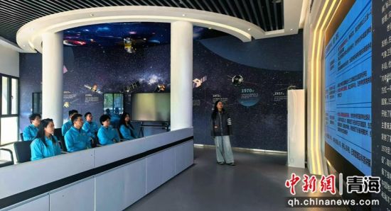 图为青年员工在青海大学遥感科普与爱国主义教育基地学习卫星遥感技术原理。青海公司 供图 图为青年员工在青海大学遥感科普与爱国主义教育基地学习卫星遥感技术原理。青海公司 供图