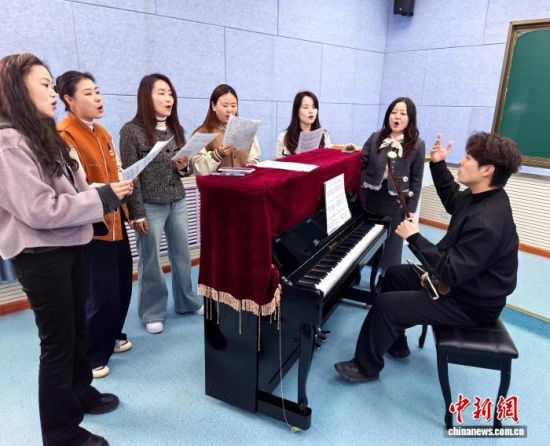 图为李沛泽(右一)与当地音乐教师交流。李隽 摄 图为李沛泽(右一)与当地音乐教师交流。李隽 摄