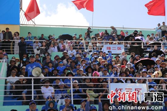 图为各族群众观赛助威。侯金花 摄 图为各族群众观赛助威。侯金花 摄