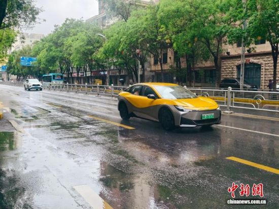 图为西宁市区出现降水天气,路面有积水。赵海梅 摄 图为西宁市区出现降水天气,路面有积水。赵海梅 摄