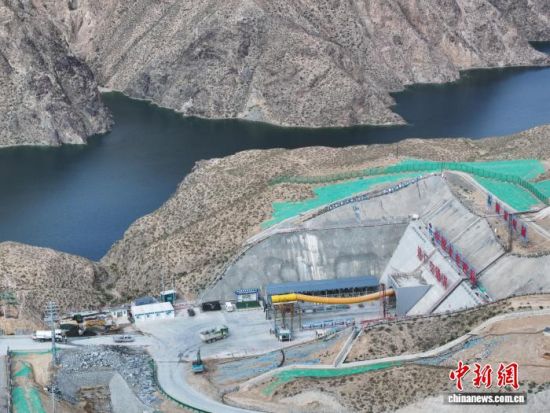 图为航拍全长2642米的青海哇让抽水蓄能电站进厂交通洞施工现场。(无人机照片)马铭言摄 图为航拍全长2642米的青海哇让抽水蓄能电站进厂交通洞施工现场。(无人机照片)马铭言摄