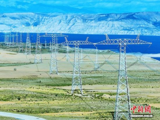 2023年9月14日,±800千伏青豫特高压工程将青海绿电送往华中地区。谢莉蓉 摄 2023年9月14日,±800千伏青豫特高压工程将青海绿电送往华中地区。谢莉蓉 摄
