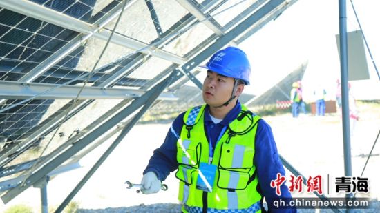 图为李岩业参加华电青海公司风电(光伏)运维技能竞赛。李光灿 供图 图为李岩业参加华电青海公司风电(光伏)运维技能竞赛。李光灿 供图