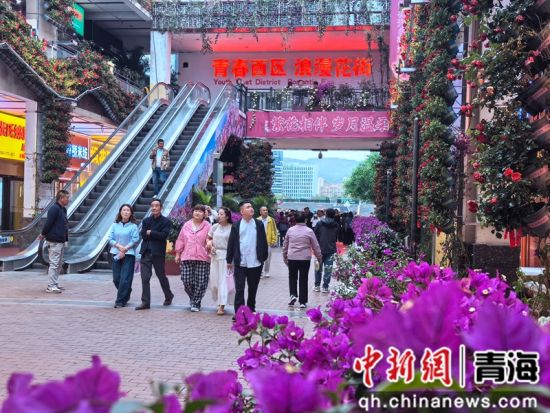 图为花街一角。李隽 摄 图为花街一角。李隽 摄