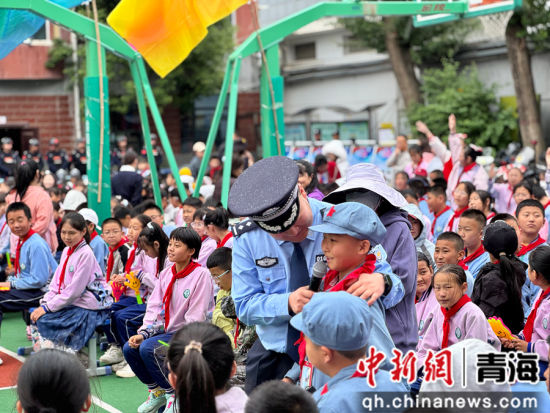 图为民警与学生互动。祁绣娟 摄 图为民警与学生互动。祁绣娟 摄
