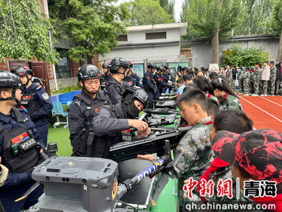 图为学生体验警用装备。祁绣娟 摄 图为学生体验警用装备。祁绣娟 摄