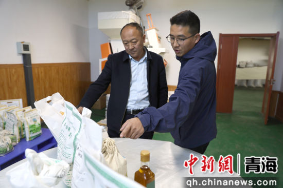 图为农行同仁支行工作人员走访黄乃亥乡特色农产品加工专业合作社,了解信贷需求。张忠苹 摄 图为农行同仁支行工作人员走访黄乃亥乡特色农产品加工专业合作社,了解信贷需求。张忠苹 摄