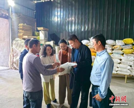 资料图为中国人民银行青海省分行工作人员调研黄南州同仁金增农产品加工专业合作社。 中国人民银行青海省分行供图 资料图为中国人民银行青海省分行工作人员调研黄南州同仁金增农产品加工专业合作社。 中国人民银行青海省分行供图