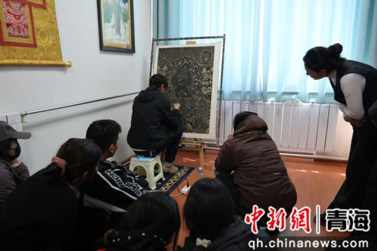 图为志愿服务活动现场。青海省社会工作协会供图 图为志愿服务活动现场。青海省社会工作协会供图