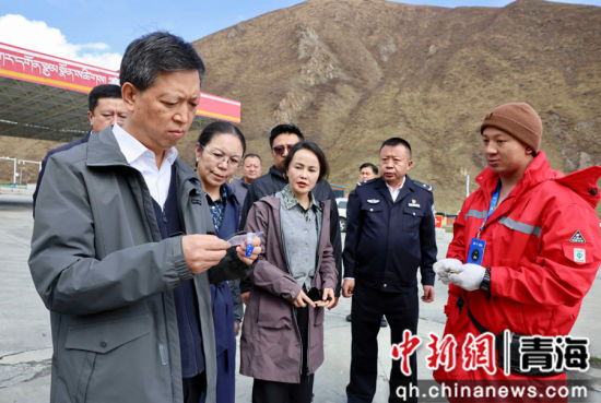 图为玉树州委书记马锐(左一)赴加油站突击检查。玉树融媒供图 图为玉树州委书记马锐(左一)赴加油站突击检查。玉树融媒供图