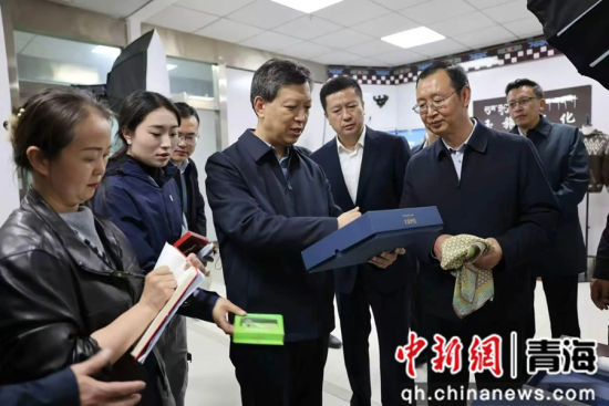 图为玉树州委书记马锐(中)调研玉树会客厅、《生命树》取景地。玉树融媒供图 图为玉树州委书记马锐(中)调研玉树会客厅、《生命树》取景地。玉树融媒供图