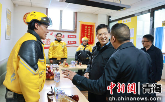 图为玉树州委书记马锐(右二)在“五一”国际劳动节慰问快递小哥。玉树融媒供图 图为玉树州委书记马锐(右二)在“五一”国际劳动节慰问快递小哥。玉树融媒供图