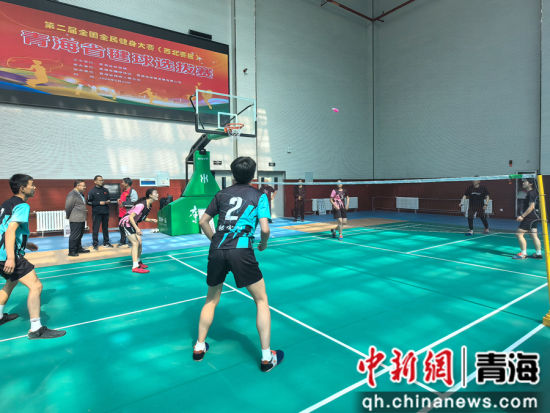 图为运动员在赛前热身。李隽 摄 图为运动员在赛前热身。李隽 摄