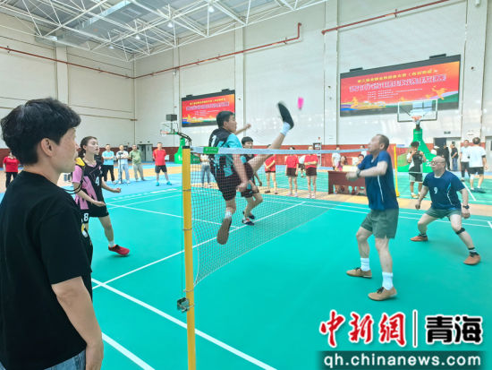 图为参赛队伍激烈角逐。李隽 摄 图为参赛队伍激烈角逐。李隽 摄