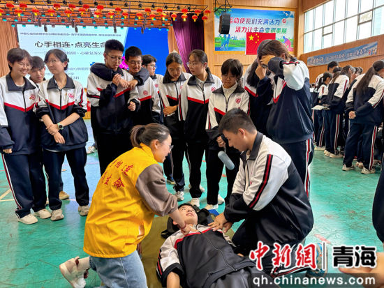 图为急救实操。祁绣娟 摄 图为急救实操。祁绣娟 摄